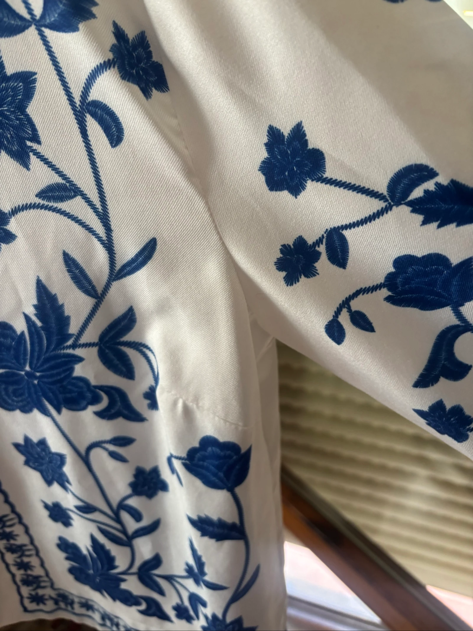 Blusa blanca con bordados azules – photo 4